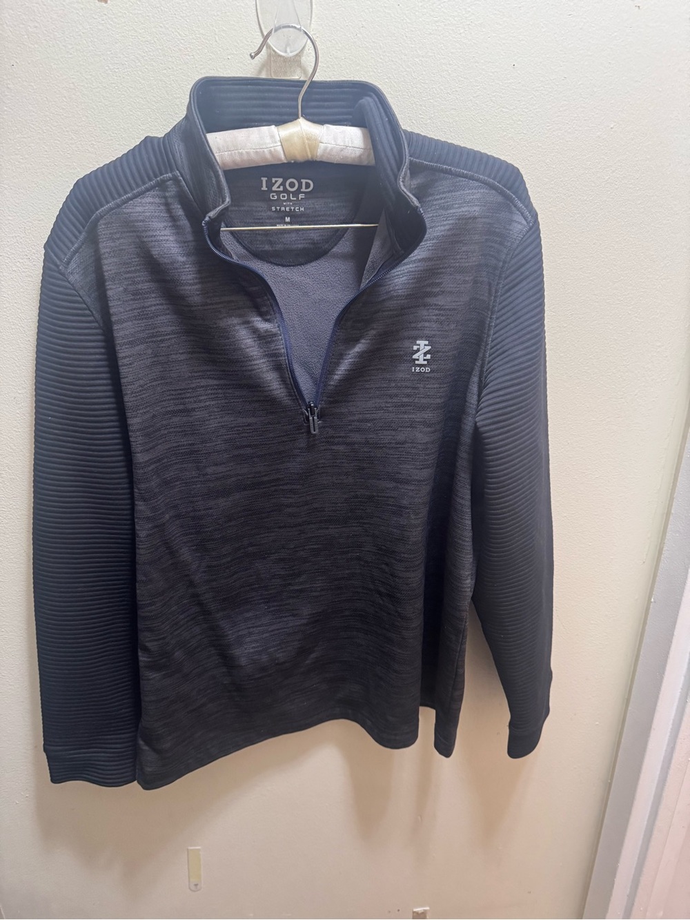 Izod Men’s Zip-Up Golf Pullover in Charcoal and Black size medium